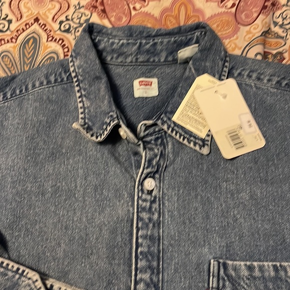 NWT LEVIS MEDIUM WASH OVERSIZED DENIM SHIRT - Picture 2 of 7